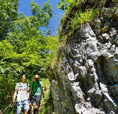 Blaustein-2WandererAufDemLauterfelsensteig-Landschaft-JensBurkert