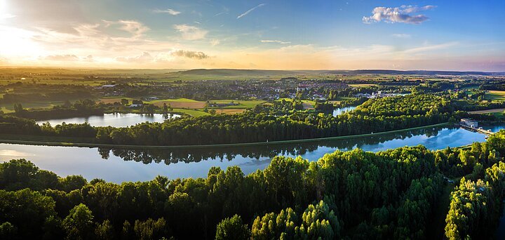 Höchstädt-DonauBeiHöchstädtMitDonauwaldUndStadtImHintergrund-Donau-Landschaft-creativeJAM