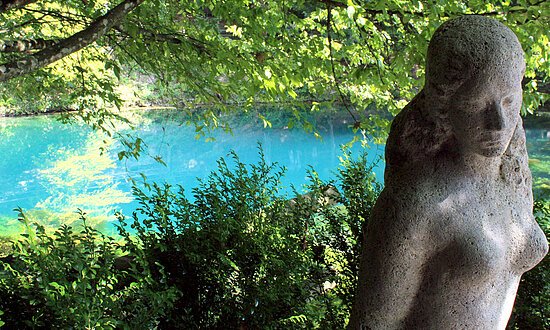 Blaubeuren-StatueAmWasser-Donau-Sehenswürdigkeit-StadtBlaubeuren