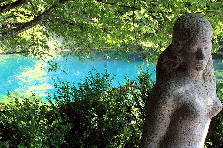 Blaubeuren-StatueAmWasser-Donau-Sehenswürdigkeit-StadtBlaubeuren