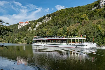 Riedenburg-Schifffahrt-Donau-Landschaft- TourismusverbandImLandkreisKelheime.V.,AntonMirwald