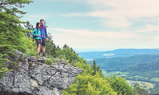 Albsteig-Wandere1-Donau-Landschaft-SchwäbischeAlbTourismus,Foto:J.Metzmann