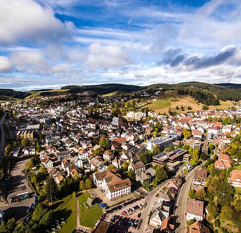 Furtwangen-Stadtansicht2-Donau-Landschaft-StadtverwaltungFurtwangen