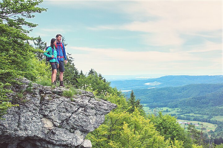 Albsteig-Wandere1-Donau-Landschaft-SchwäbischeAlbTourismus,Foto:J.Metzmann